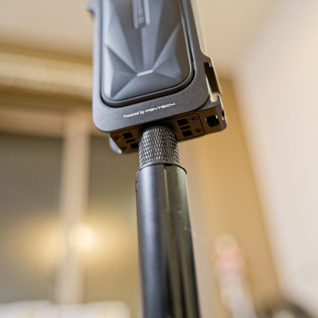 クイックリリースマウント2.0が無いと、ネジ穴をくるくる回して自撮り棒を装着する必要がある