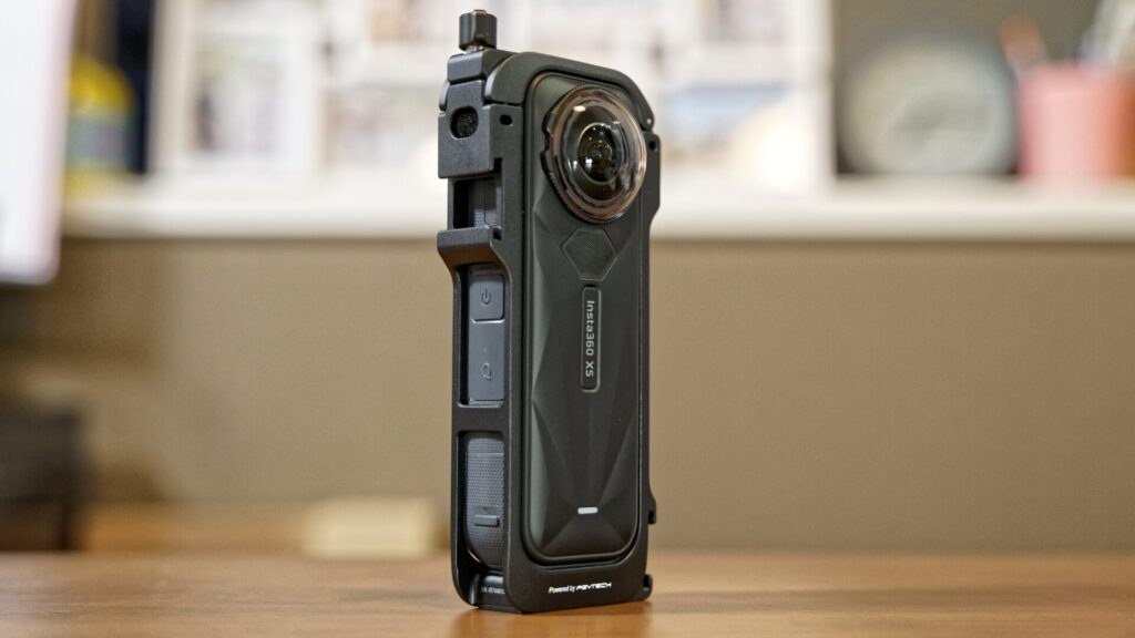 万能フレームをInsta360X5に装着した図